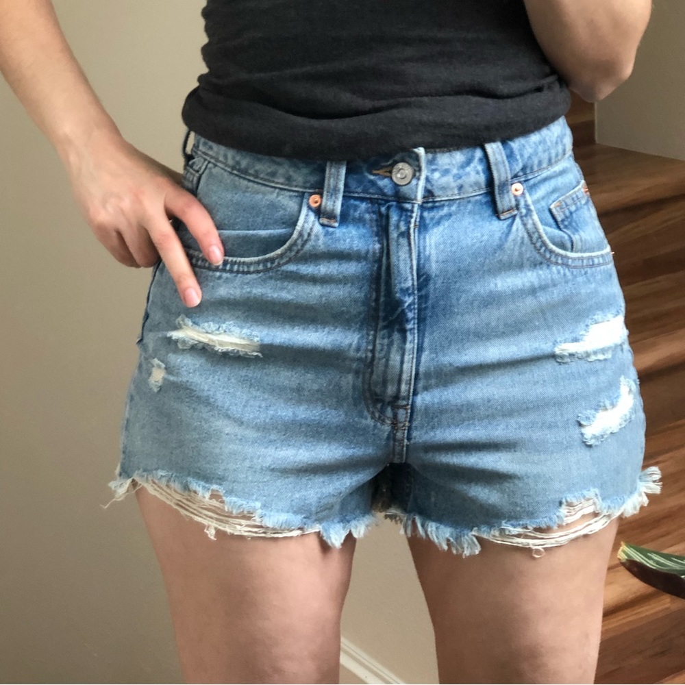 H&M Divided Distressed High Waisted Denim Shorts size 4